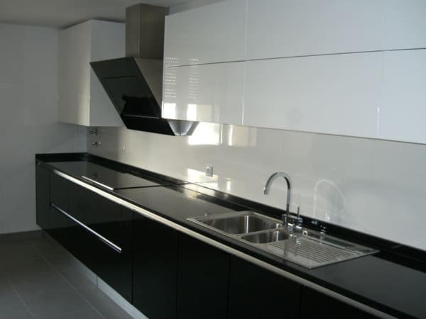 Cozinha de luxo por medida em MDF lacado alto brilho, com design minimalista, puxador integrado, bancada contínua e soluções premium para máxima durabilidade e sofisticação