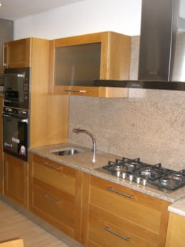 Cozinha por medida clássica em carvalho maciço com portas em moldura, design intemporal e acabamento artesanal