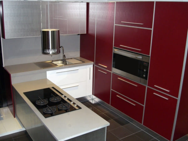 Cozinha por medida de design contemporâneo com península, termolaminado mate, MDF lacado e bancada Silestone, fabricada com materiais premium