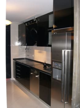 Cozinha por medida lacada preta com design moderno e eletrodomésticos integrados