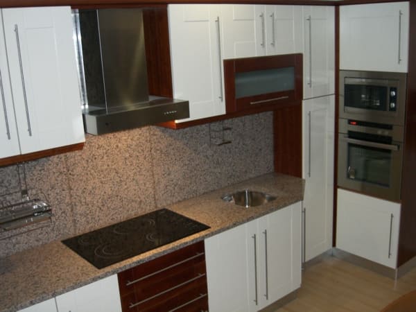 Cozinha por medida de design clássico moderno em madeira maciça de cerejeira e MDF lacado branco mate, móveis fabricados à medida com materiais duradouros e resistentes