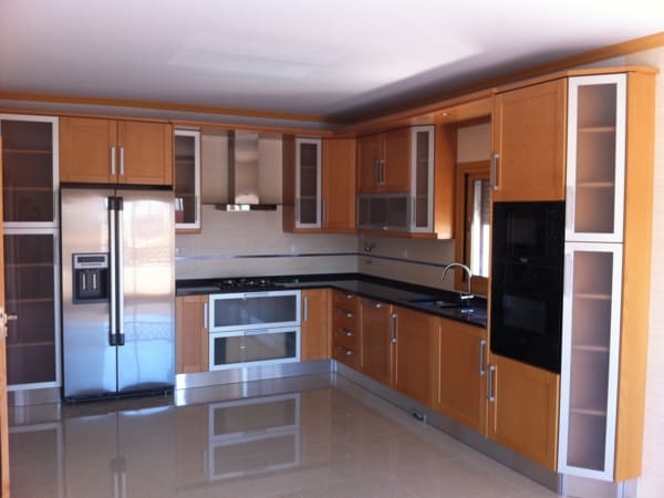 Cozinha por medida em madeira com design moderno e móveis fabricados à medida