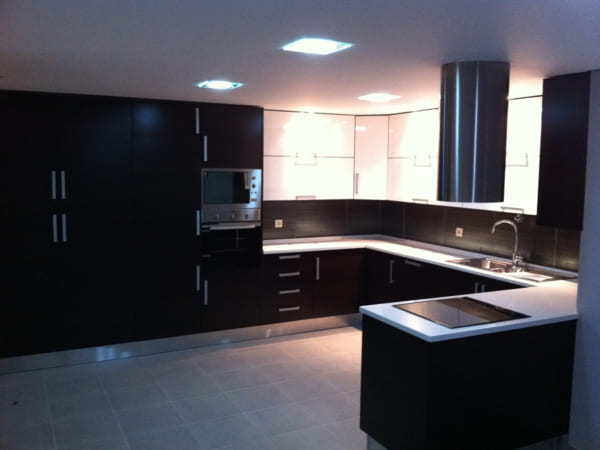 Cozinha planejada por medida com bons materiais, design funcional e móveis fabricados à medida, solução personalizada de elevada qualidade