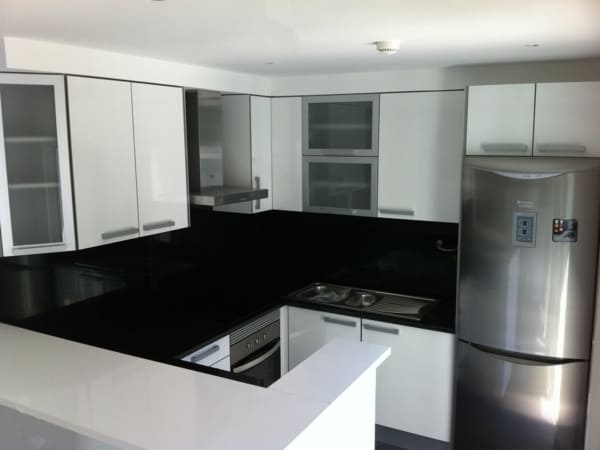 Cozinha por medida personalizada de design minimalista e integrada, com aproveitamento máximo de espaço e móveis fabricados à medida