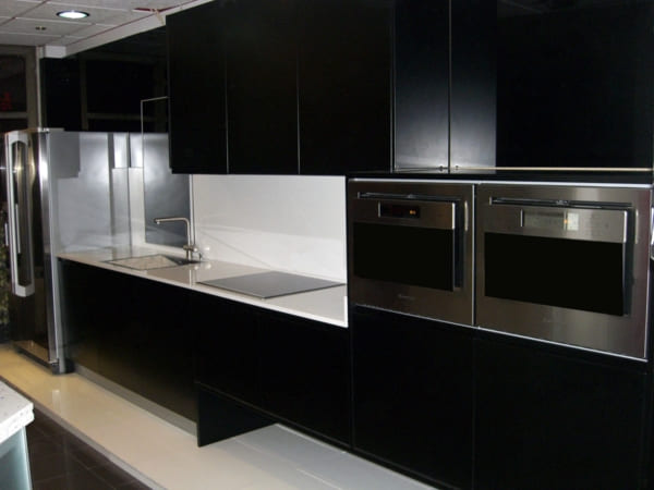 Cozinha exclusiva de linhas modernas fabricada por medida em mdf lacado mate com puxadores embutidos