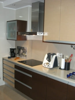 Cozinha por medida moderna com móveis em madeira e acabamento bege, bancada funcional e design contemporâneo