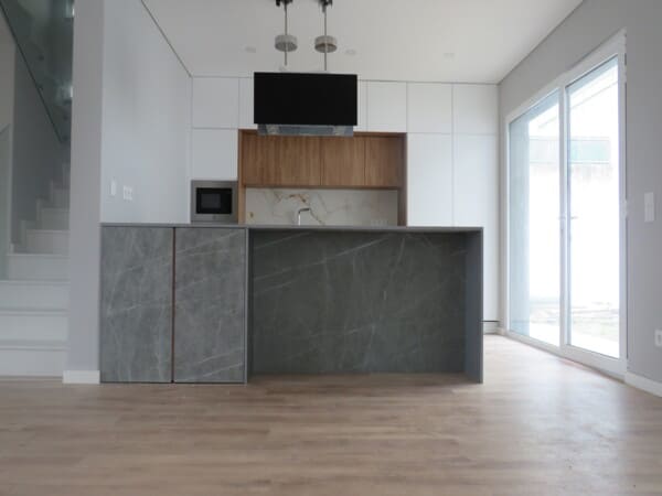 Ilha de cozinha de design em cerâmica técnica com veios contínuos, marcenaria especializada de alto padrão