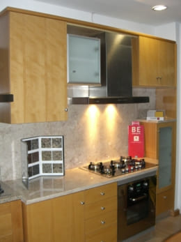 Móveis de cozinha por medida em madeira maciça de faia, modelo liso de estilo intemporal e funcional